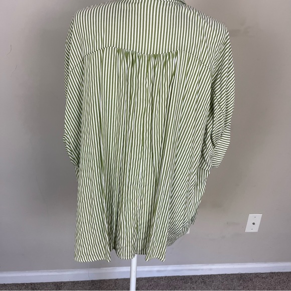 BUTTON UP OVERSIZED STRIPED SHORT SLEEVE TOP IN WHITE AND GREEN SIZE SMALL - Picture 14 of 16